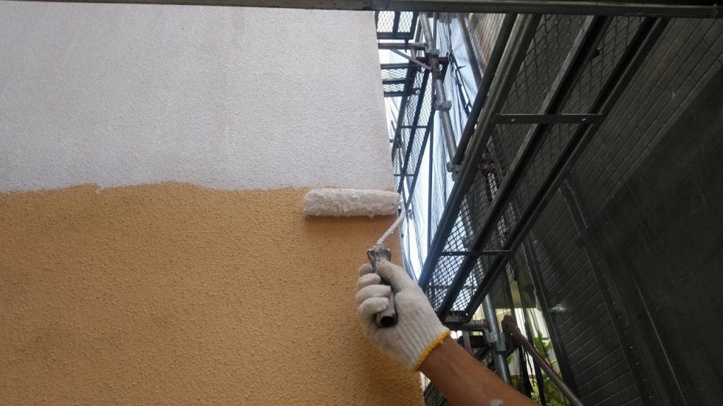 外壁塗装　モルタル　3回塗り　下塗り　アレスダイナミックフィラー